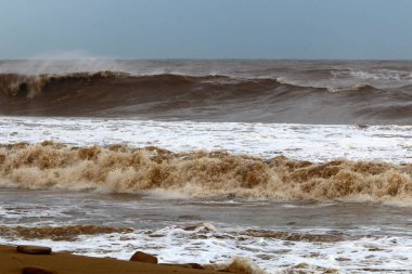 İsrail 'in kuzeyindeki Akdeniz' de kış fırtınası ve güçlü rüzgar 
