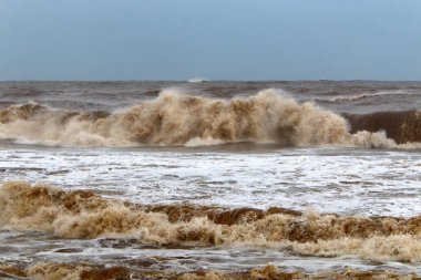 İsrail 'in kuzeyindeki Akdeniz' de kış fırtınası ve güçlü rüzgar 