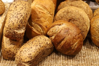 İsrail 'de büyük bir mağazada üretilen ve satılan çeşitli ekmek ve fırın ürünleri. 