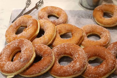 İsrail 'de büyük bir mağazada üretilen ve satılan çeşitli ekmek ve fırın ürünleri. 