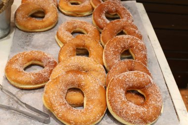 İsrail 'de büyük bir mağazada üretilen ve satılan çeşitli ekmek ve fırın ürünleri. 