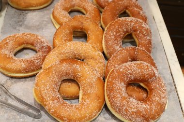 İsrail 'de büyük bir mağazada üretilen ve satılan çeşitli ekmek ve fırın ürünleri. 