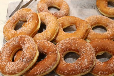 İsrail 'de büyük bir mağazada üretilen ve satılan çeşitli ekmek ve fırın ürünleri. 