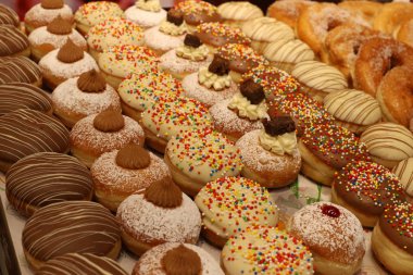 İsrail 'de büyük bir mağazada üretilen ve satılan çeşitli ekmek ve fırın ürünleri. 