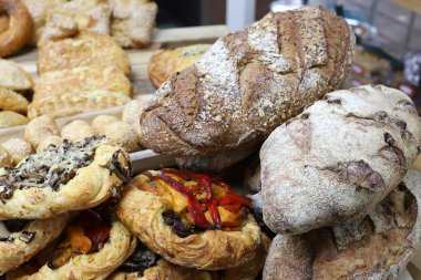 İsrail 'de büyük bir mağazada üretilen ve satılan çeşitli ekmek ve fırın ürünleri. 