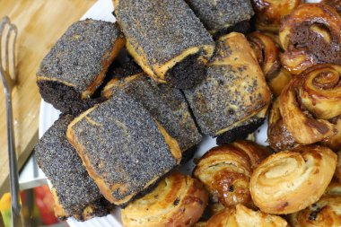 İsrail 'de büyük bir mağazada üretilen ve satılan çeşitli ekmek ve fırın ürünleri. 