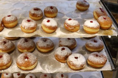 İsrail 'de büyük bir mağazada üretilen ve satılan çeşitli ekmek ve fırın ürünleri. 