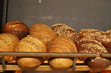 İsrail 'de büyük bir mağazada üretilen ve satılan çeşitli ekmek ve fırın ürünleri. 