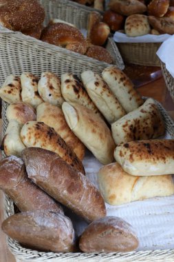 İsrail 'de büyük bir mağazada üretilen ve satılan çeşitli ekmek ve fırın ürünleri. 