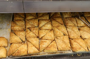 İsrail 'de büyük bir mağazada üretilen ve satılan çeşitli ekmek ve fırın ürünleri. 