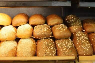 İsrail 'de büyük bir mağazada üretilen ve satılan çeşitli ekmek ve fırın ürünleri. 