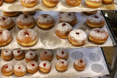 İsrail 'de büyük bir mağazada üretilen ve satılan çeşitli ekmek ve fırın ürünleri. 