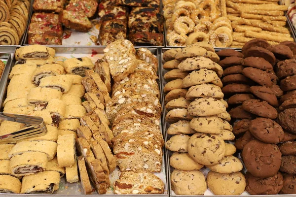 Een Verscheidenheid Aan Brood Bakkerijproducten Die Worden Gemaakt Verkocht Een — Stockfoto