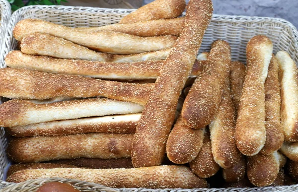 在以色列的一个大商店里生产和销售的各种面包和烘焙产品 — 图库照片