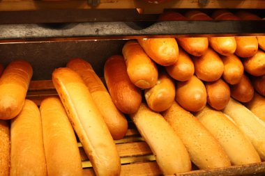 İsrail 'de büyük bir mağazada üretilen ve satılan çeşitli ekmek ve fırın ürünleri. 