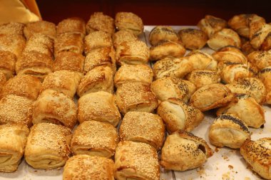 İsrail 'de büyük bir mağazada üretilen ve satılan çeşitli ekmek ve fırın ürünleri. 