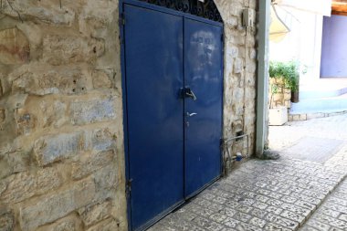 İsrail 'in başkenti Kudüs' teki eski binaların giriş kapıları. 