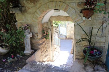 İsrail 'in başkenti Kudüs' teki eski binaların giriş kapıları. 