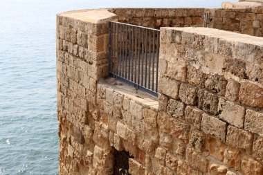 Akdeniz kıyılarındaki Acre şehrindeki antik Haçlı kalesi Kuzey İsrail 'de. 