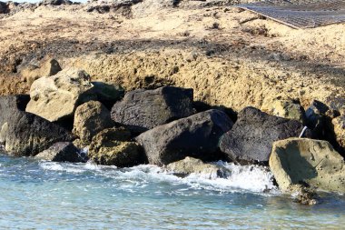 İsrail 'in kuzeyindeki Akdeniz kıyılarındaki bir şehir parkında taş ve mermiler. 