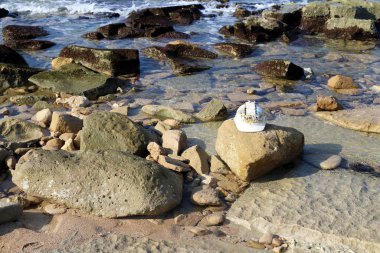İsrail 'in kuzeyindeki Akdeniz kıyılarındaki bir şehir parkında taş ve mermiler. 