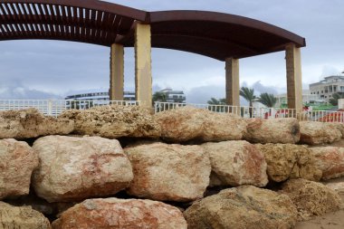 İsrail 'in kuzeyindeki Akdeniz kıyılarındaki bir şehir parkında taş ve mermiler. 