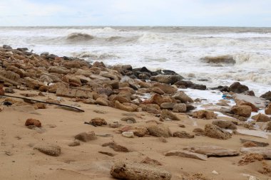 İsrail 'in kuzeyindeki Akdeniz kıyılarındaki bir şehir parkında taş ve mermiler. 