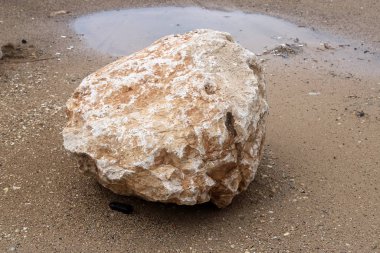 İsrail 'in kuzeyindeki Akdeniz kıyılarındaki bir şehir parkında taş ve mermiler. 