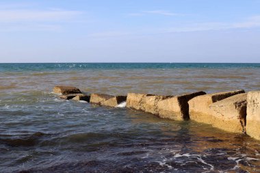 İsrail 'in kuzeyindeki Akdeniz kıyılarındaki bir şehir parkında taş ve mermiler. 