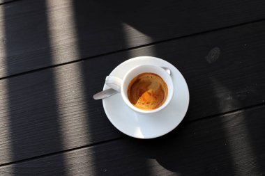 İsrail 'de bir restoranda sıcak, sert bir kahve. 