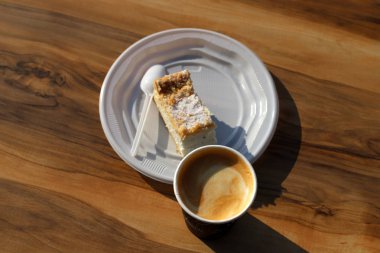 İsrail 'de bir restoranda sıcak, sert bir kahve. 