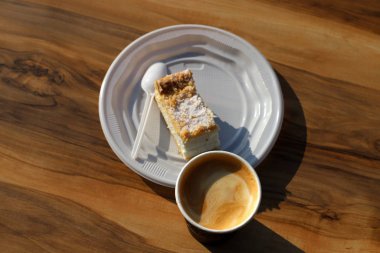 İsrail 'de bir restoranda sıcak, sert bir kahve. 