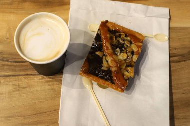 İsrail 'de bir restoranda sıcak, sert bir kahve. 