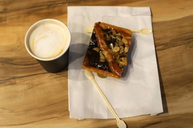 İsrail 'de bir restoranda sıcak, sert bir kahve. 