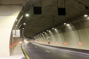 Kuzey İsrail 'deki dağlarda araba tüneli 