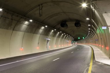 Kuzey İsrail 'deki dağlarda araba tüneli 