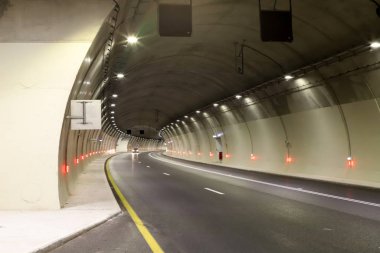 Kuzey İsrail 'deki dağlarda araba tüneli 