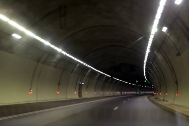 Kuzey İsrail 'deki dağlarda araba tüneli 