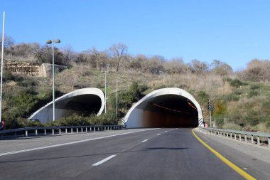 Kuzey İsrail 'deki dağlarda araba tüneli 