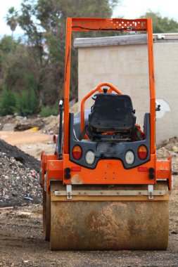 İsrail 'deki bir inşaat sahasında çalışma ve çalışma araçları ve mekanizmaları 