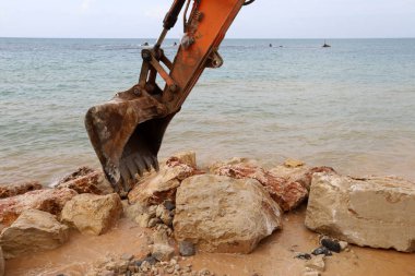 İsrail 'deki bir inşaat sahasında çalışma ve çalışma araçları ve mekanizmaları 