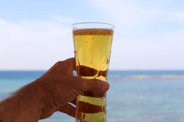 Lokantadaki masada soğuk ve taze bira. 