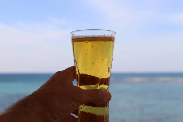 Cerveja Fria Fresca Uma Mesa Restaurante — Fotografia de Stock