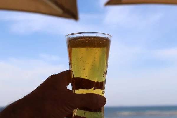 Cerveza Fría Fresca Sobre Una Mesa Restaurante — Foto de Stock