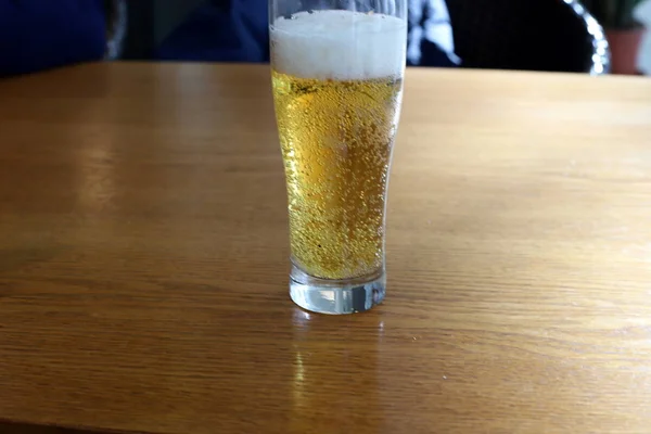Koud Fris Bier Een Tafel Een Restaurant — Stockfoto