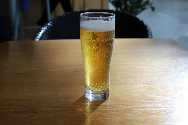 Bière Fraîche Froide Sur Une Table Dans Restaurant — Photo