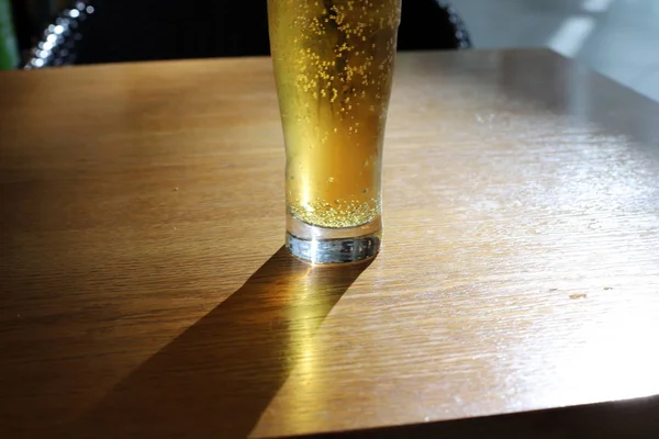 Koud Fris Bier Een Tafel Een Restaurant — Stockfoto