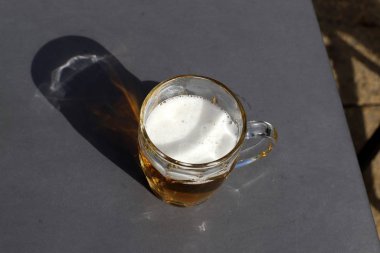 Lokantadaki masada soğuk ve taze bira. 