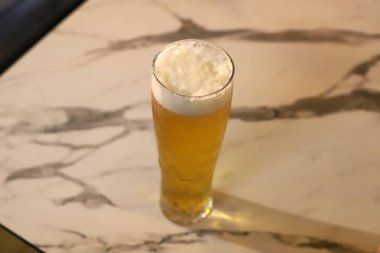 Lokantadaki masada soğuk ve taze bira. 