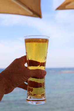 Lokantadaki masada soğuk ve taze bira. 